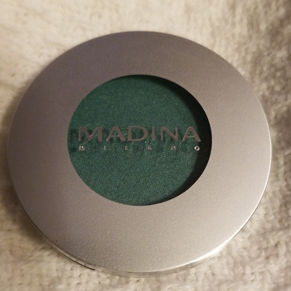 Turquoise eye shadow